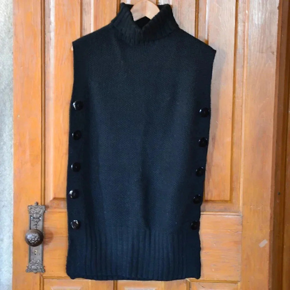 Black Knit Turtleneck Sleeveless Sweater - Picture 2 of 6